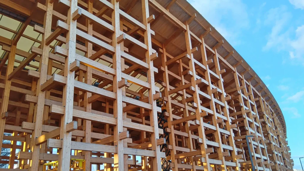 Estructura de madera del Grand Ring en Expo Osaka 2025, ensamblada mediante la técnica japonesa Nuki sin clavos ni tornillos.
