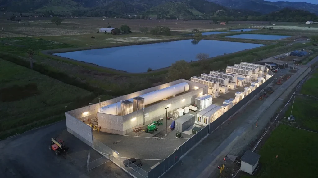 Microrred híbrida Centro de Resiliencia de Calistoga vista de noche