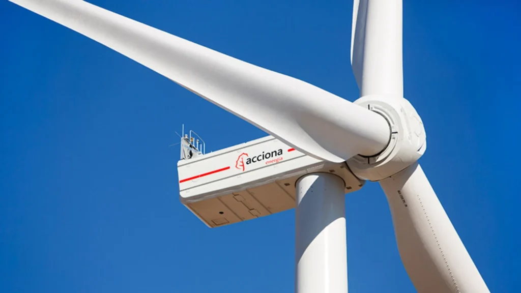 Turbina eólica de ACCIONA Energía bajo un cielo despejado.