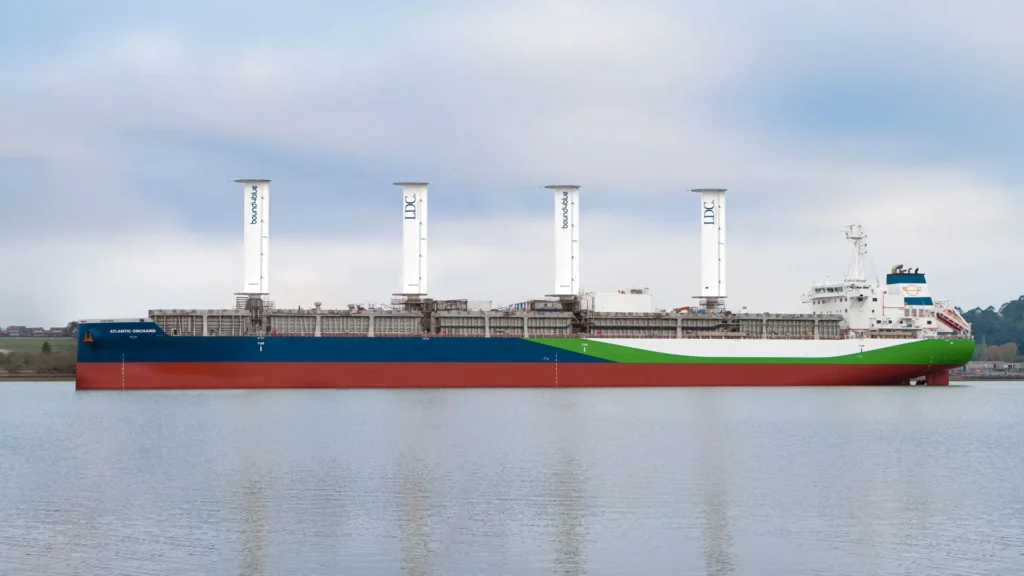 Buque Atlantic Orchard con velas eSAIL de Bound4blue, mostrando su tecnología de ahorro de combustible.