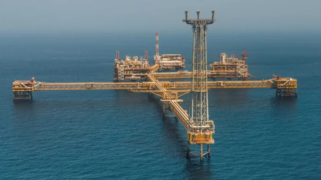 Complejo de plataformas offshore interconectadas del yacimiento North Field en Qatar, estructura clave en la producción de gas natural.
