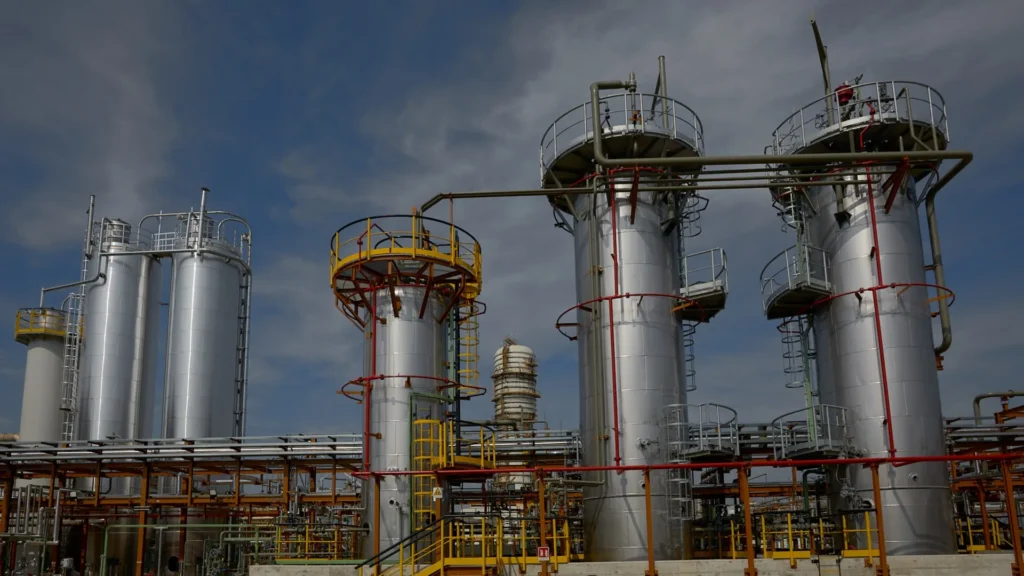 Instalaciones industriales de la planta Hoop® de Versalis en Mantua, dedicada al reciclaje químico avanzado de residuos plásticos mediante tecnología de pirólisis.
