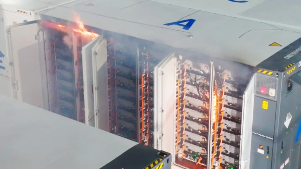 Prueba de incendio controlada en un sistema de baterías BESS ∞Block 5MWh de HiTHIUM, con contenedor parcialmente en llamas sin propagación a módulos adyacentes.