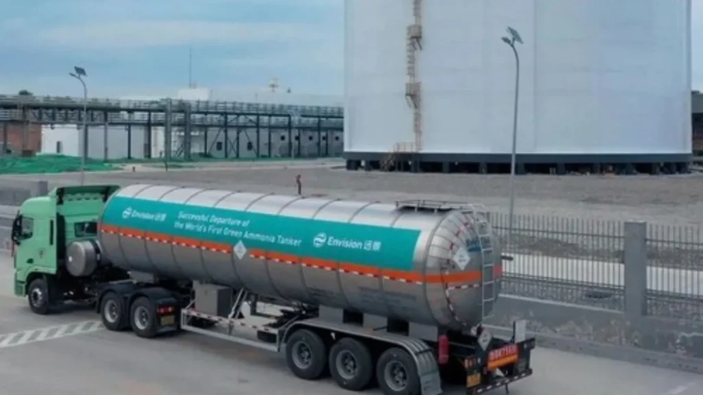 Camion cisterna saliendo de la planta de hidrógeno verde de Envision