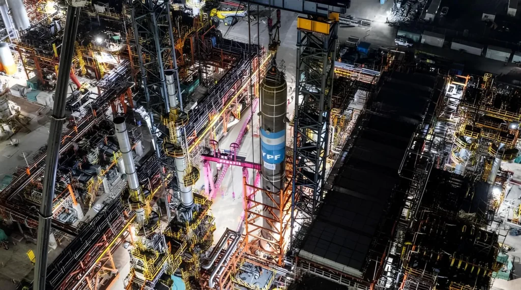 Montaje del nuevo reactor YPF en el Complejo Industrial Luján de Cuyo