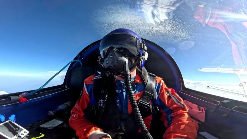 Raphaël Domjan pilotando el avión eléctrico solar