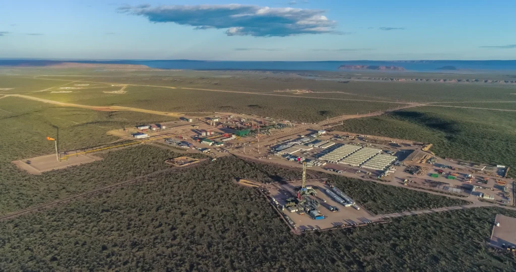 Vista aérea del yacimiento petrolífero Vaca Muerta