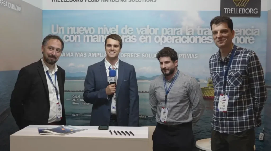 Cuatro representantes de Trelleborg Oil & Marine posan frente al stand de la empresa durante el evento SLOM 2025 en Panamá.