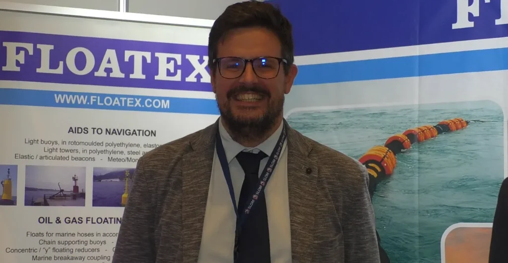 Luca Facchetti, gerente de ventas de Floatex, sonríe frente a un stand de la compañía durante el evento SLOM 2025 en Panamá.
