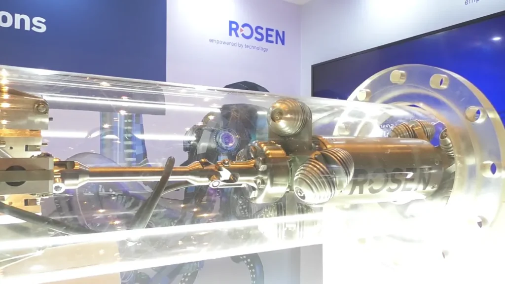Herramienta robótica de inspección interna de ductos de ROSEN, utilizada para recolectar datos que alimentan modelos de digital twins en terminales marinos y líneas de carga.