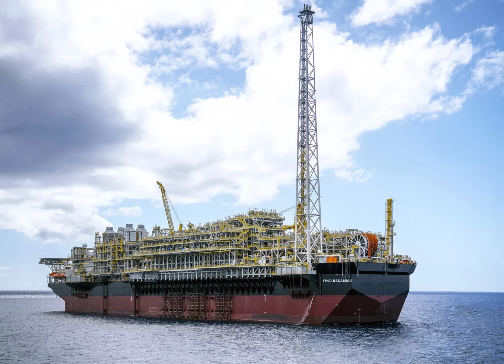 Vista lateral del FPSO Bacalhau operando en aguas profundas frente a la costa de Brasil.