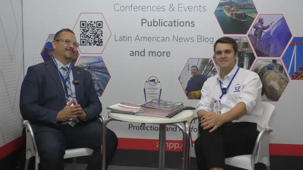 Entrevista a Juan Caballero, presidente de la Junta Directiva de AMPP, durante el evento SLOM 2025 en Panamá.