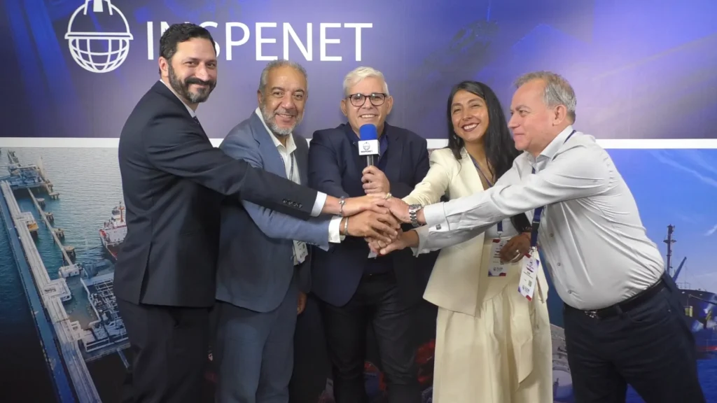 Members of SLOM's outgoing board of directors with Francesco Solari, CEO of Inspenet, during the SLOM 2025 conference in Panama.