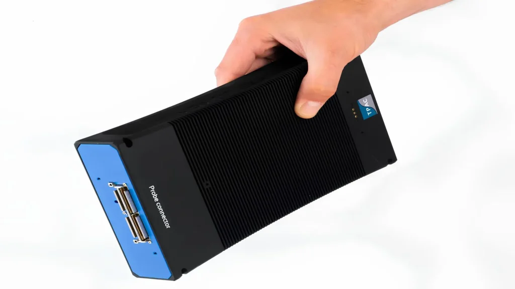 Persona sosteniendo el equipo Explorer de TPAC, un dispositivo compacto de ultrasonido phased array utilizado para inspecciones industriales no destructivas.