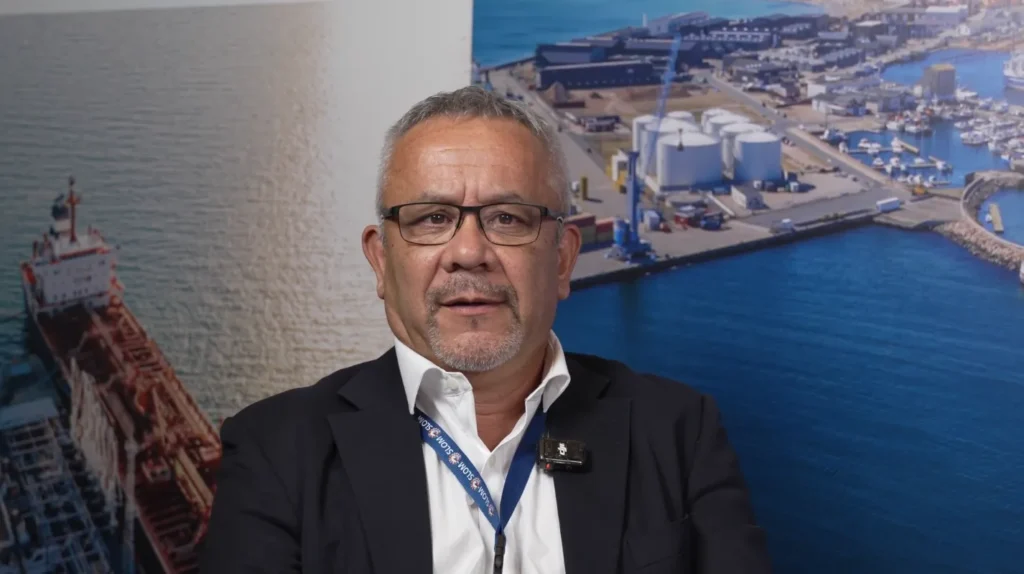 Richard Sims, asesor de protección ambiental de LAMOR, durante una entrevista en el evento SLOM 2025.