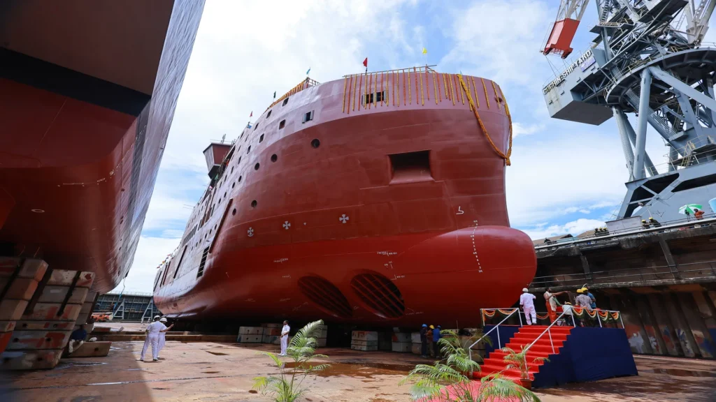 Vista frontal del casco del buque Pelagic Walu durante su botadura en Cochin Shipyard, India, con personal técnico y decoraciones ceremoniales.